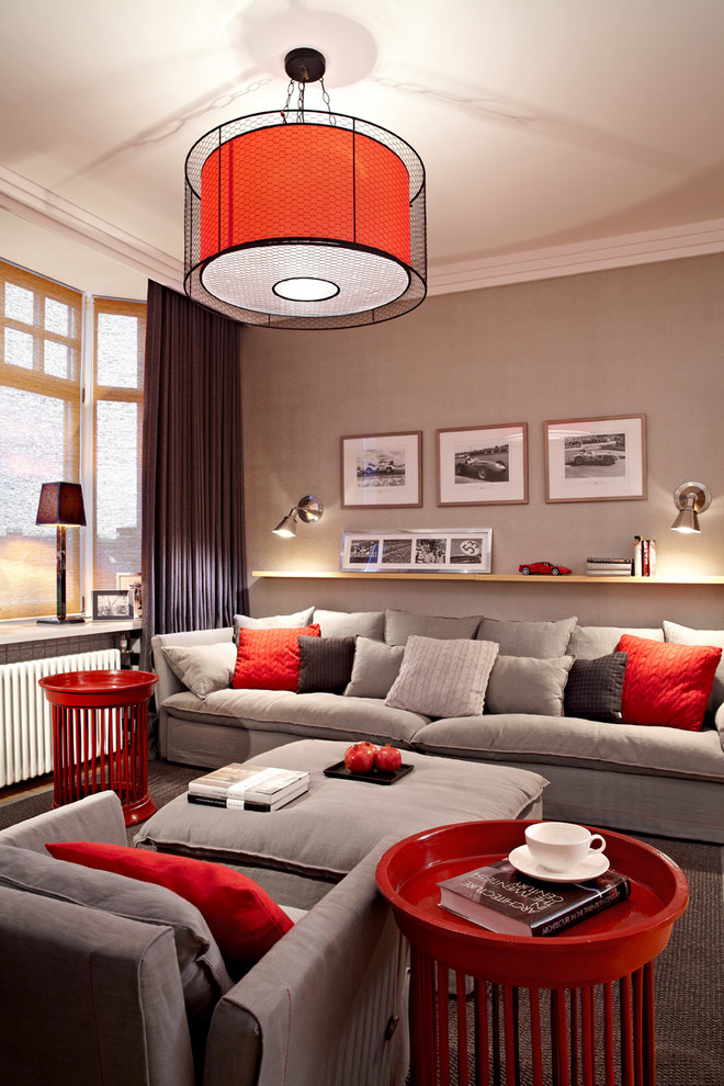 На фото: парадная, открытая гостиная комната в современном стиле с бежевыми стенами и ковровым покрытием