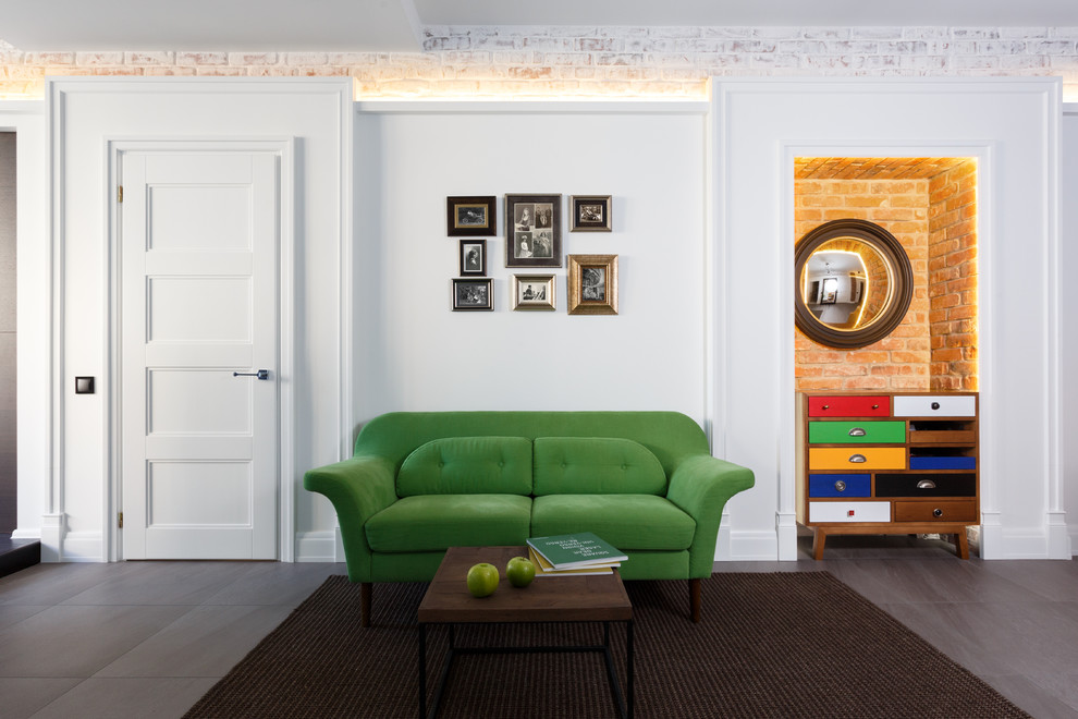 Стильный дизайн: объединенная гостиная комната в стиле фьюжн с белыми стенами - последний тренд