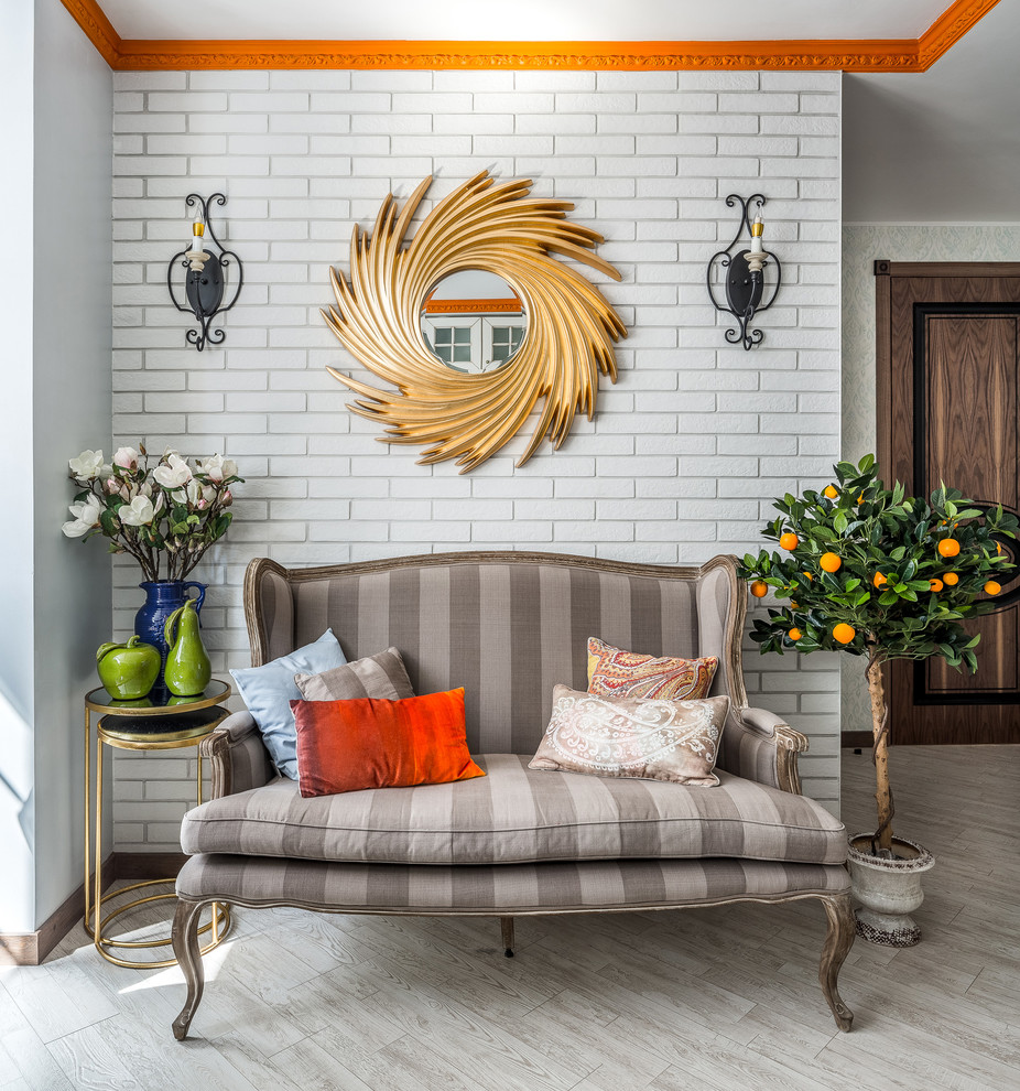 Idee per un piccolo soggiorno bohémian aperto con pareti bianche e pavimento grigio