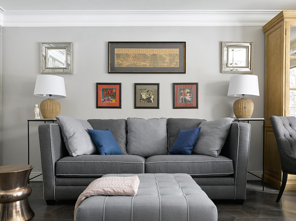 Immagine di un soggiorno classico chiuso con pareti grigie, pavimento nero, sala formale e parquet scuro