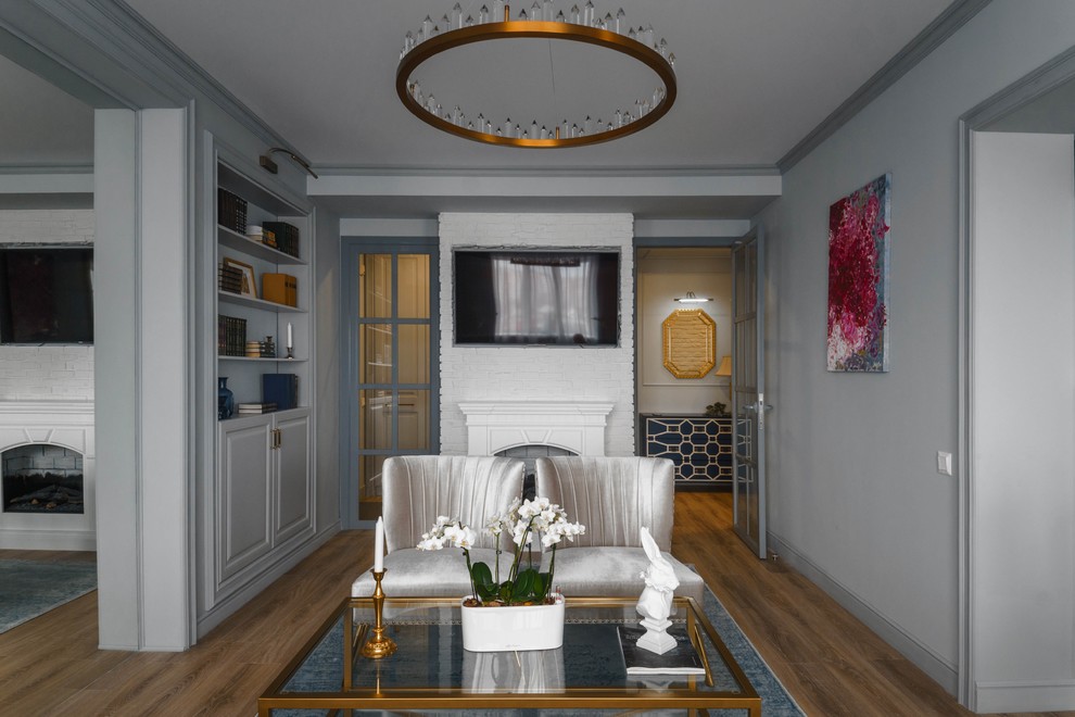 Идея дизайна: гостиная комната среднего размера в стиле неоклассика (современная классика) с серыми стенами и телевизором на стене