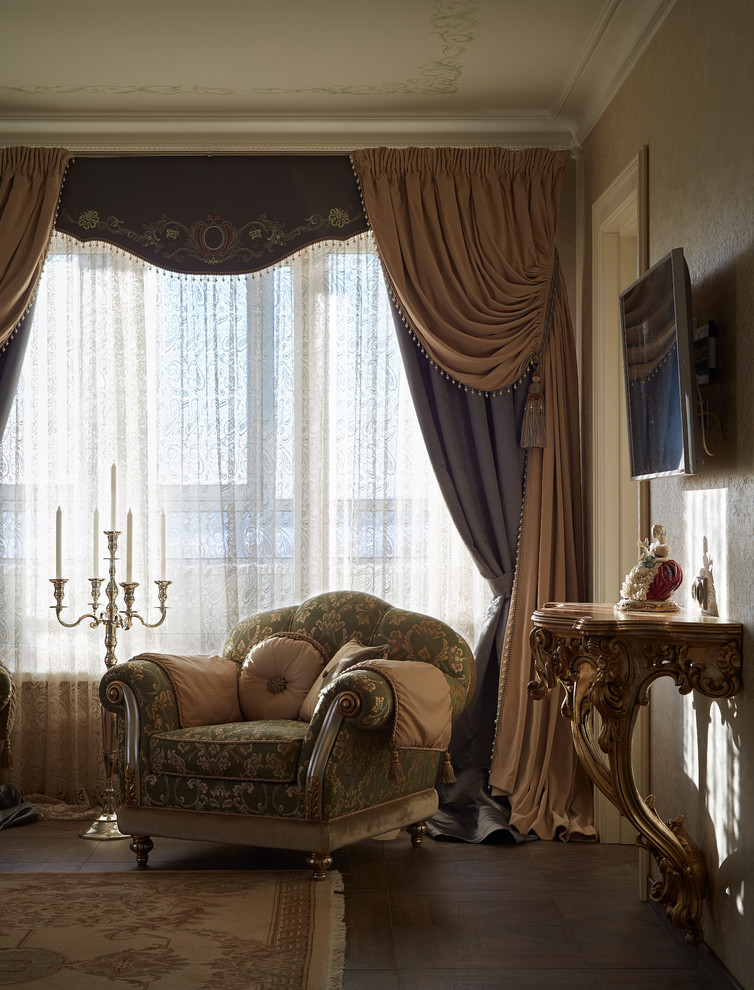 Mittelgroßes, Offenes Klassisches Wohnzimmer mit beiger Wandfarbe, Porzellan-Bodenfliesen und TV-Wand in Jekaterinburg