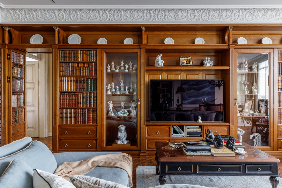 Cette image montre un grand salon traditionnel fermé avec une bibliothèque ou un coin lecture, un mur vert, parquet foncé, une cheminée standard, un manteau de cheminée en bois, un téléviseur indépendant et un sol marron.