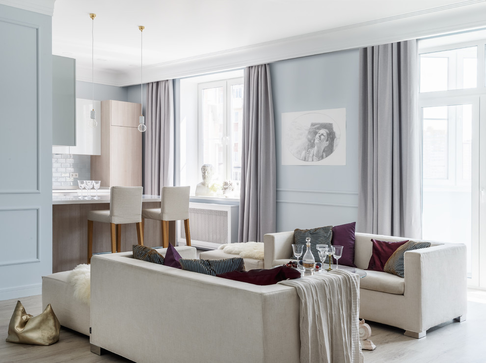 Idee per un soggiorno classico aperto con sala formale, parquet chiaro, pareti blu e pavimento beige