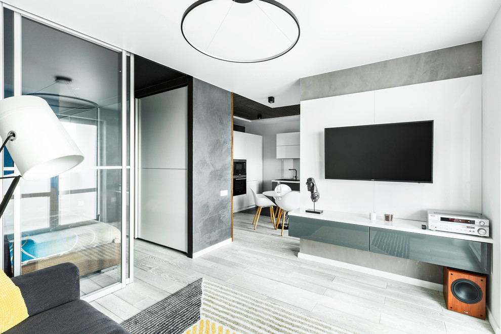 Идея дизайна: объединенная гостиная комната в современном стиле с серыми стенами и светлым паркетным полом