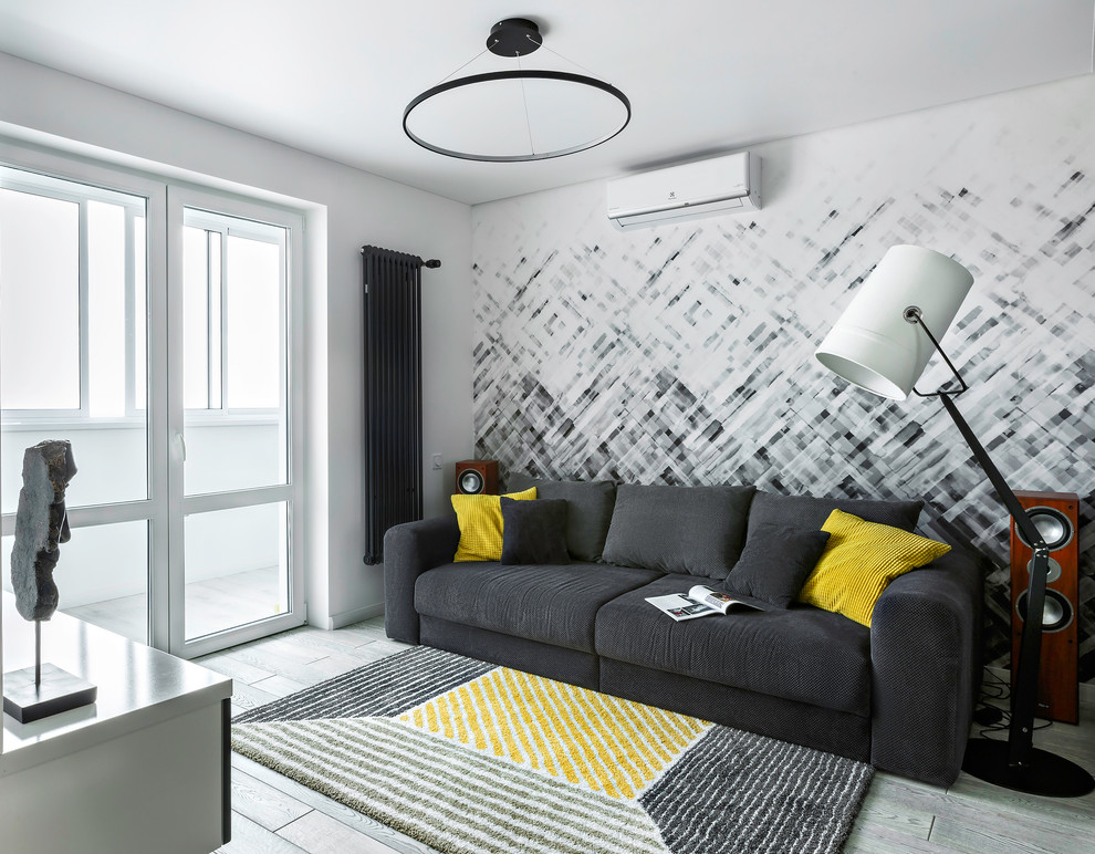 На фото: парадная гостиная комната в современном стиле с серыми стенами и светлым паркетным полом с
