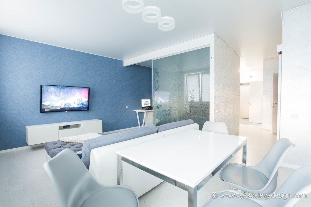 Modern inredning av ett mellanstort allrum med öppen planlösning, med ett musikrum, blå väggar, korkgolv och en väggmonterad TV