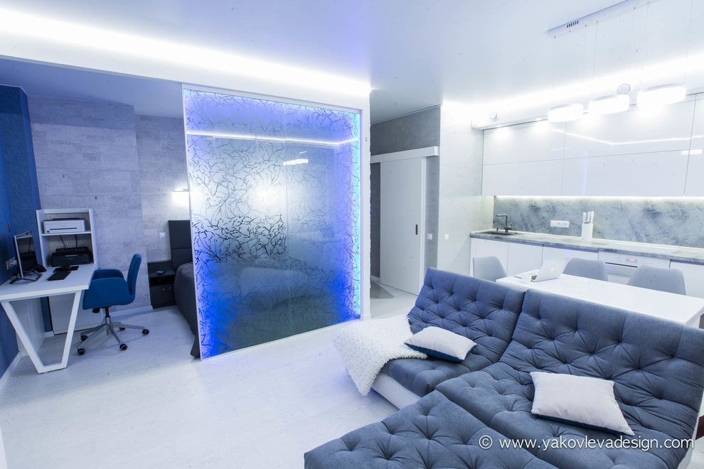 Свежая идея для дизайна: открытая гостиная комната среднего размера в современном стиле с музыкальной комнатой, белыми стенами, пробковым полом и телевизором на стене без камина - отличное фото интерьера