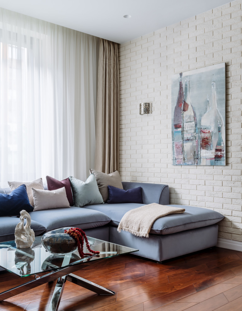 На фото: гостиная комната среднего размера в современном стиле с белыми стенами и коричневым полом с