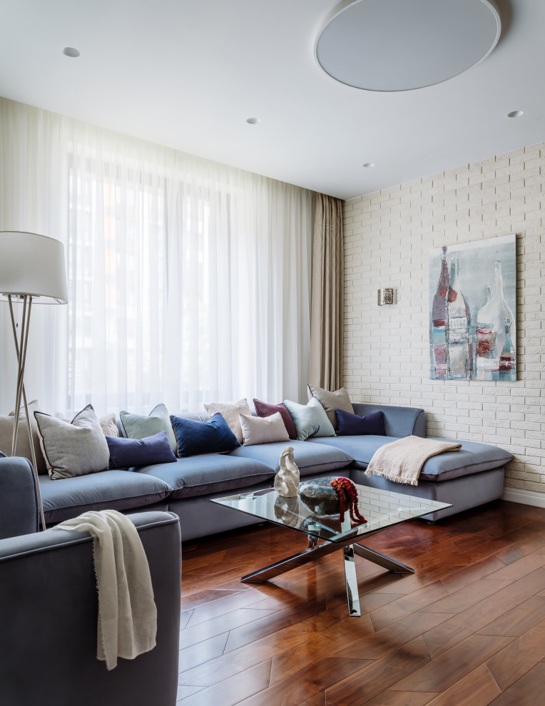 Стильный дизайн: гостиная комната среднего размера в современном стиле с белыми стенами и коричневым полом - последний тренд
