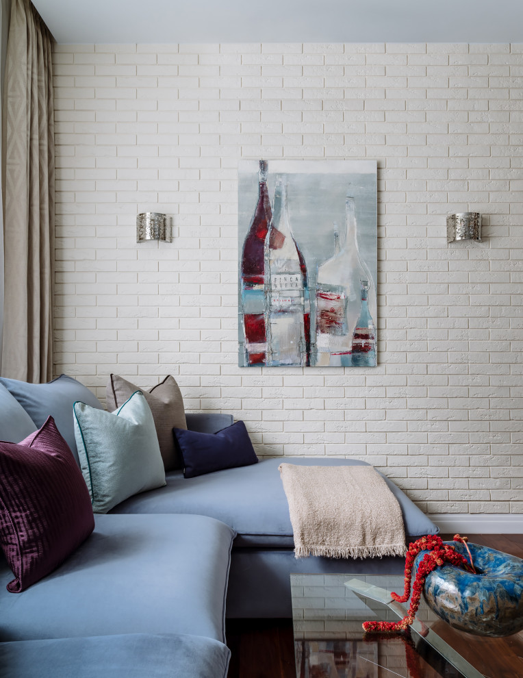 Свежая идея для дизайна: гостиная комната среднего размера в современном стиле с белыми стенами и коричневым полом - отличное фото интерьера