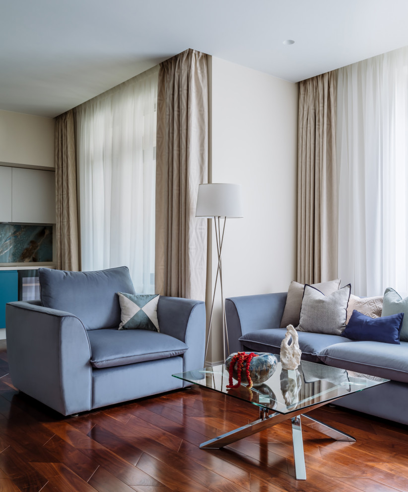 Стильный дизайн: гостиная комната среднего размера в современном стиле с белыми стенами и коричневым полом - последний тренд