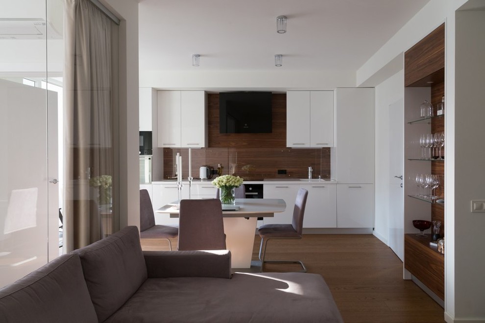 Foto di un soggiorno minimal aperto con sala formale, pareti bianche e pavimento in legno massello medio