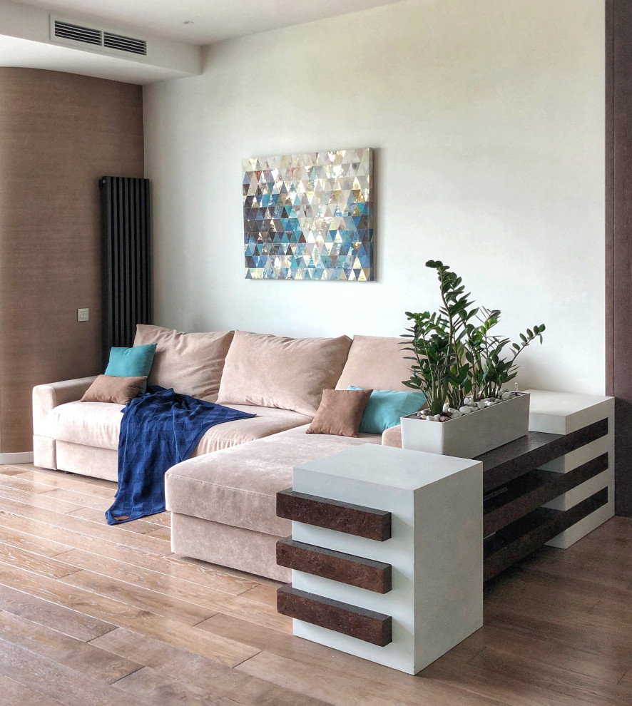 Foto di un soggiorno minimal aperto con pareti bianche e pavimento in legno massello medio