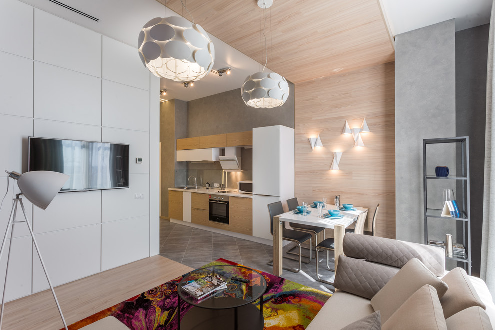 Idee per un soggiorno contemporaneo di medie dimensioni e aperto con pareti grigie, parquet chiaro, TV a parete e pavimento marrone