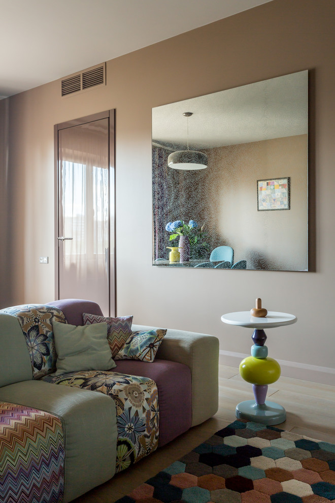 На фото: изолированная гостиная комната среднего размера в современном стиле
