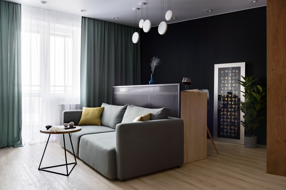 Пример оригинального дизайна: открытая, объединенная гостиная комната среднего размера в современном стиле с белыми стенами, полом из ламината и отдельно стоящим телевизором