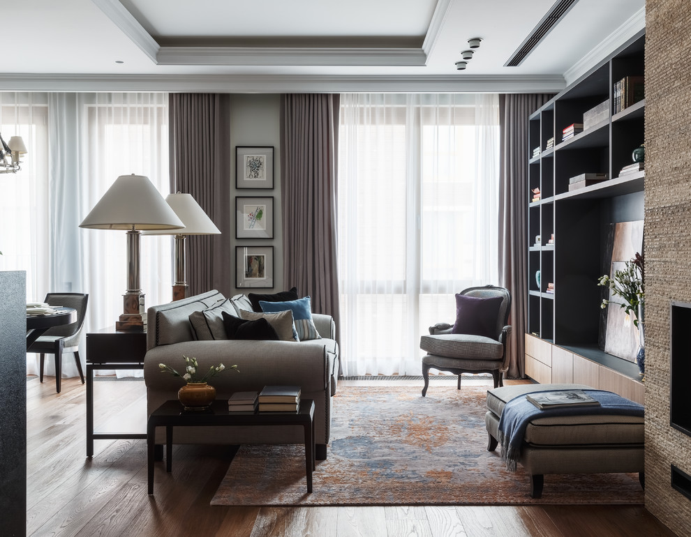Ispirazione per un soggiorno classico aperto con sala formale, pavimento in legno massello medio, camino classico e pavimento marrone