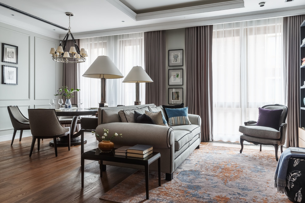 Esempio di un soggiorno tradizionale aperto con sala formale, pavimento in legno massello medio, camino classico, pavimento marrone e pareti grigie