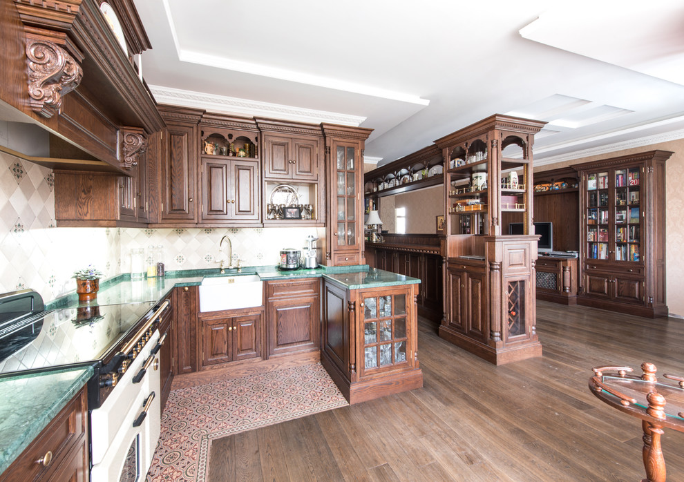 Mittelgroßes, Offenes Klassisches Wohnzimmer mit Hausbar, beiger Wandfarbe, dunklem Holzboden und freistehendem TV in Moskau