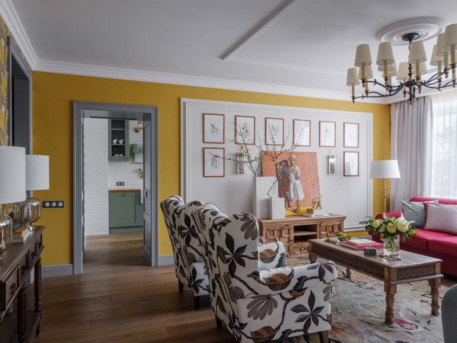 На фото: маленькая гостиная комната в викторианском стиле с с книжными шкафами и полками, желтыми стенами и полом из ламината для на участке и в саду с