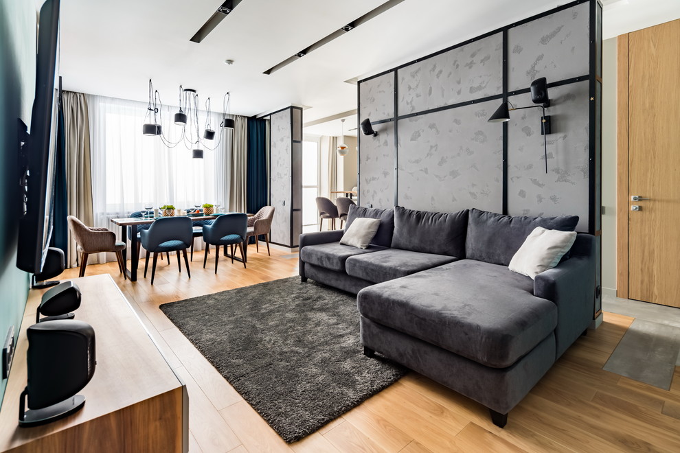 Cette image montre un salon design ouvert avec un sol en bois brun et un sol marron.