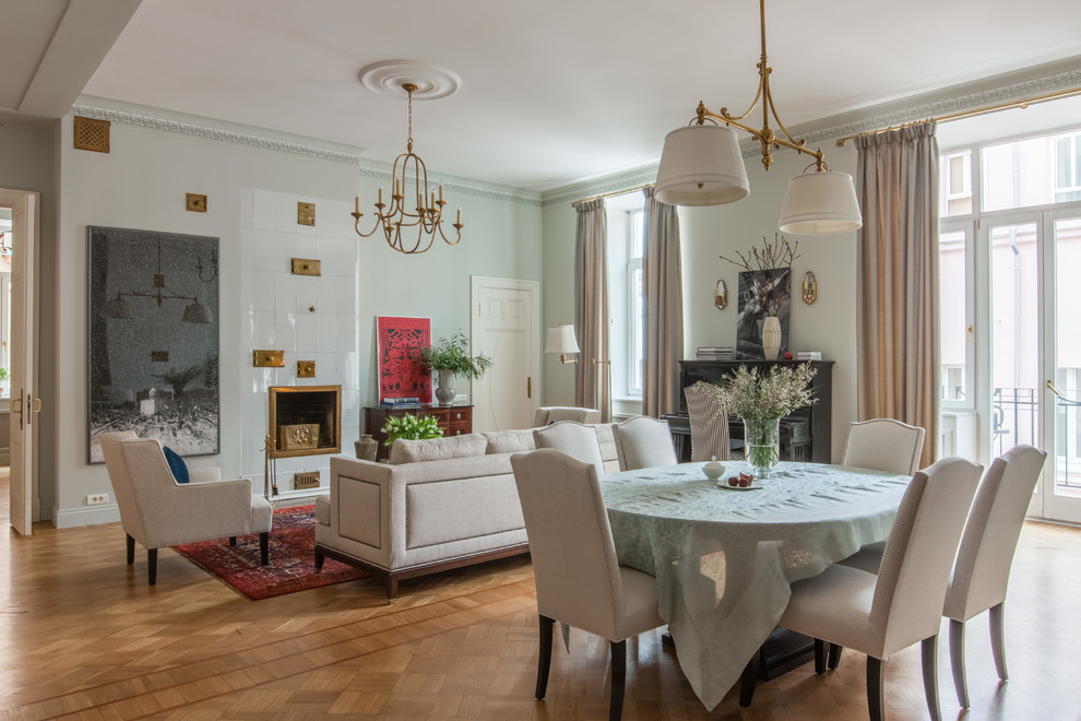 Repräsentatives Klassisches Wohnzimmer mit braunem Holzboden, Kamin, gefliester Kaminumrandung und braunem Boden