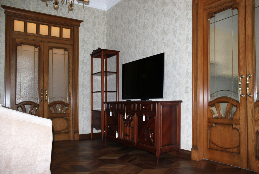Mittelgroßes, Repräsentatives, Abgetrenntes Mid-Century Wohnzimmer mit grauer Wandfarbe, dunklem Holzboden, freistehendem TV, braunem Boden und Tapetenwänden in Moskau