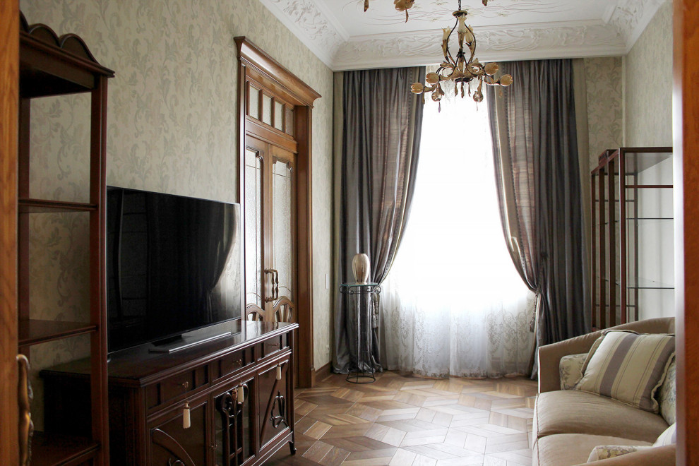 Mittelgroßes, Repräsentatives, Abgetrenntes Retro Wohnzimmer mit grauer Wandfarbe, braunem Holzboden, freistehendem TV, braunem Boden und Tapetenwänden in Moskau