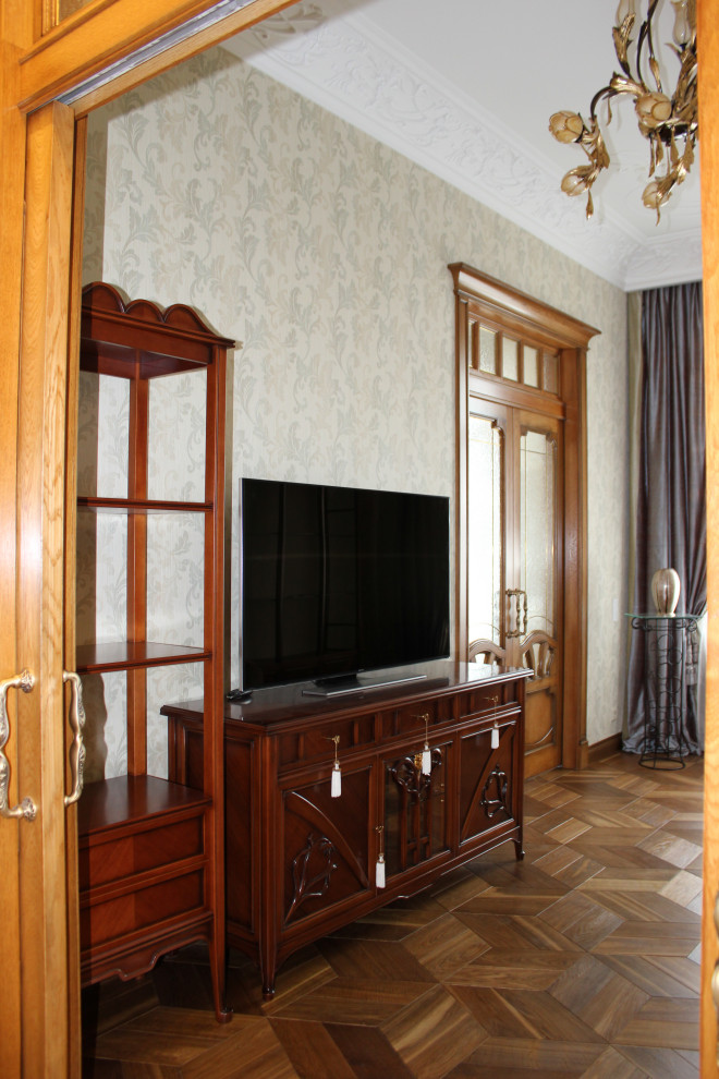 Mittelgroßes, Repräsentatives, Abgetrenntes Retro Wohnzimmer mit grauer Wandfarbe, braunem Holzboden, freistehendem TV, braunem Boden und Tapetenwänden in Moskau
