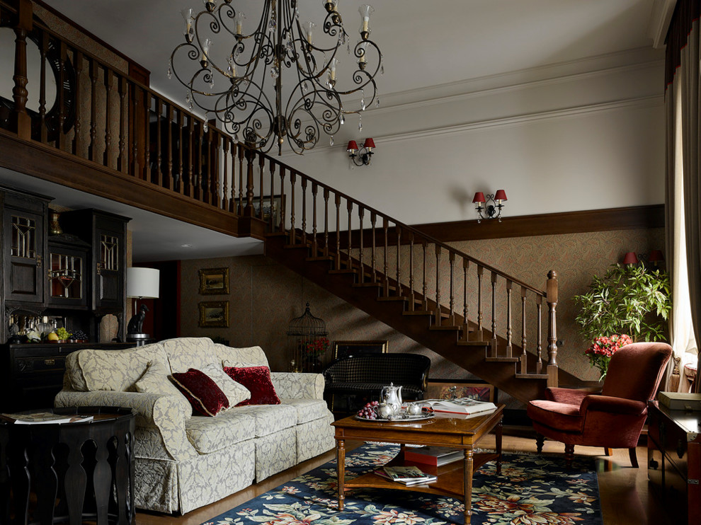 Immagine di un soggiorno chic aperto con pareti marroni e pavimento marrone