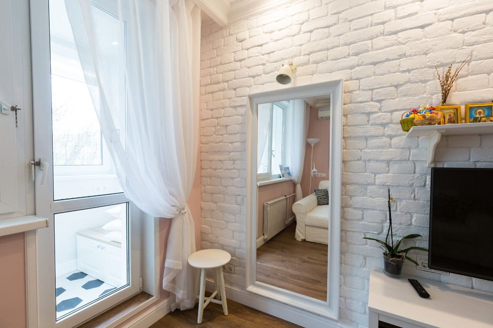 Идея дизайна: гостиная комната в скандинавском стиле с тюлем на окнах