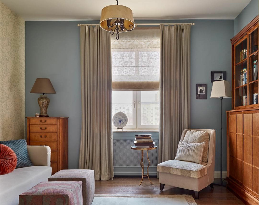 Идея дизайна: гостиная комната в стиле неоклассика (современная классика) с с книжными шкафами и полками, синими стенами, темным паркетным полом и тюлем на окнах