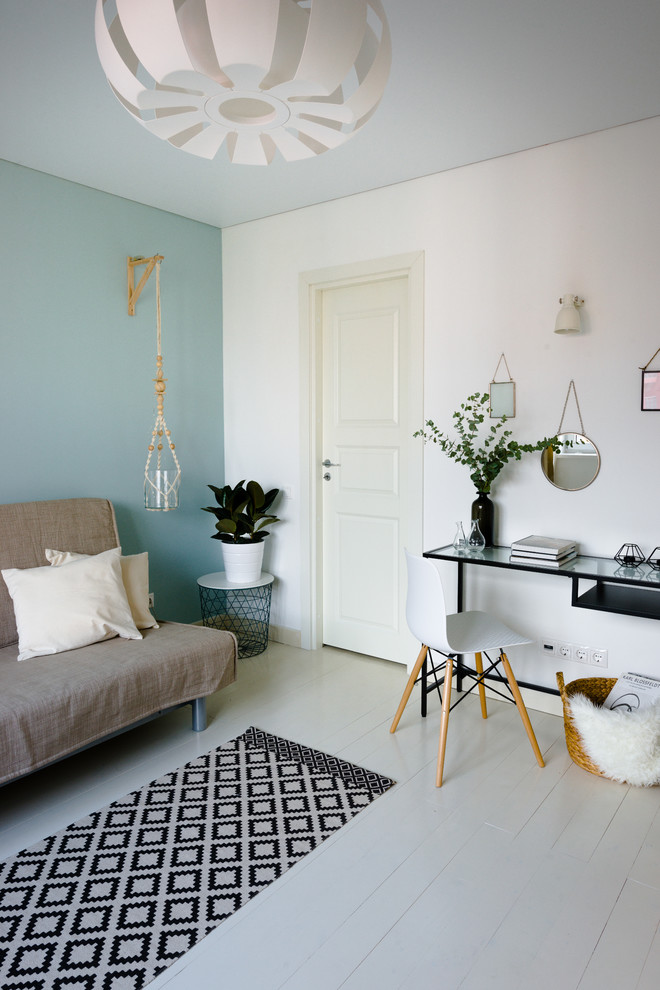 Стильный дизайн: парадная гостиная комната в скандинавском стиле с деревянным полом - последний тренд