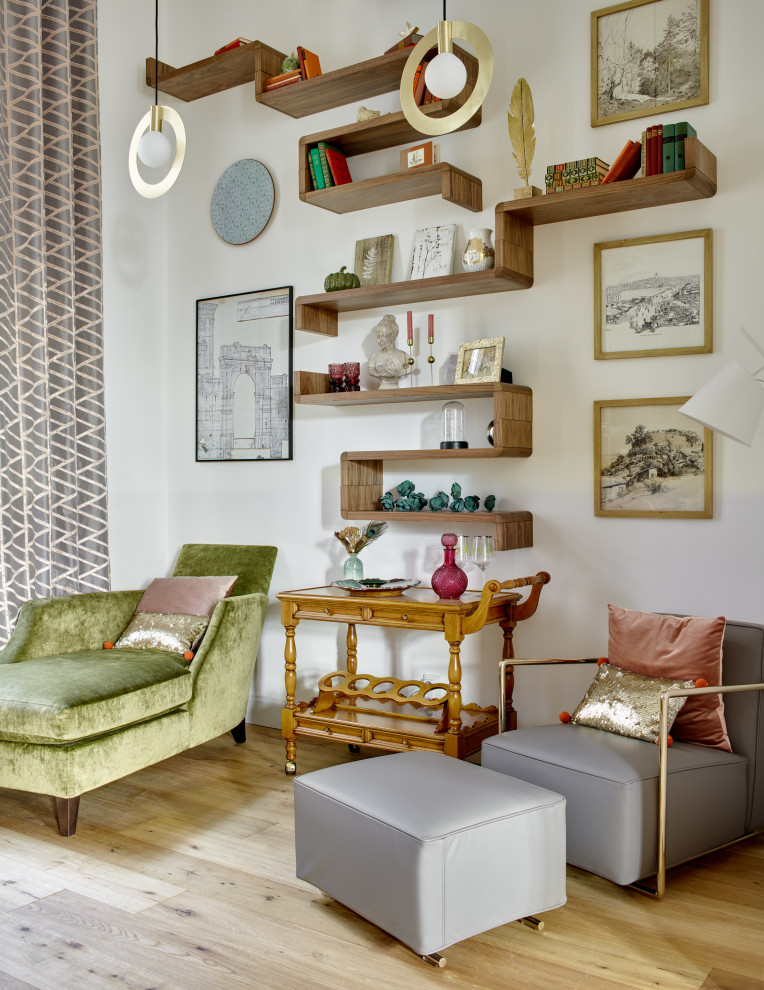 Bild på ett eklektiskt vardagsrum, med vita väggar, ljust trägolv och beiget golv