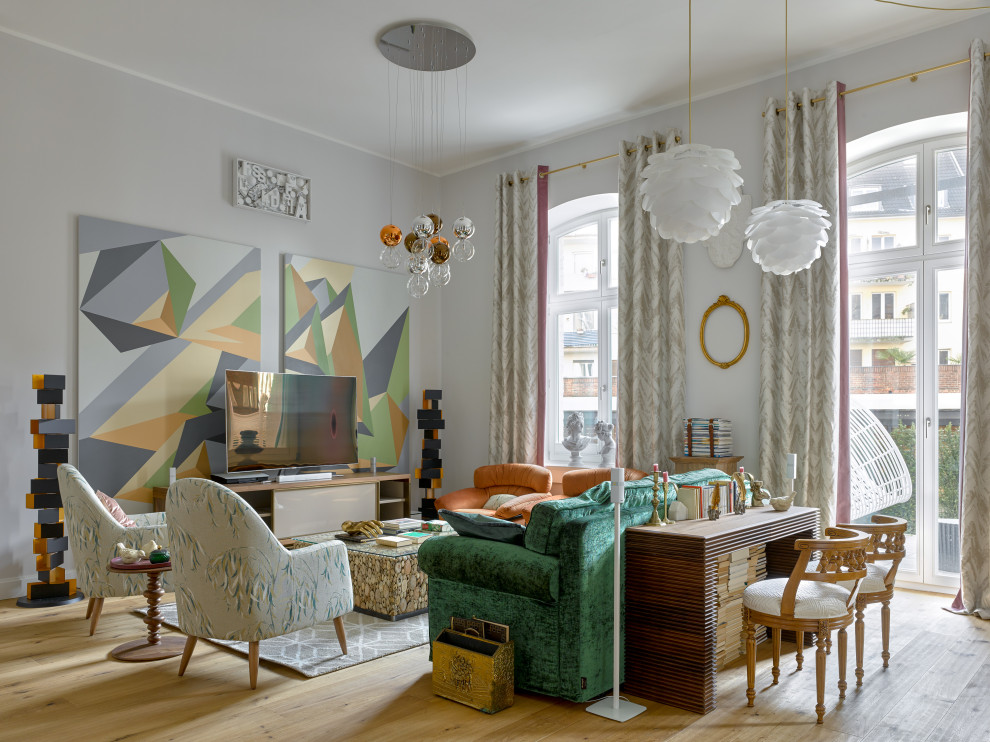 Idée de décoration pour un salon bohème ouvert avec parquet clair, un téléviseur indépendant, un mur gris et un sol beige.