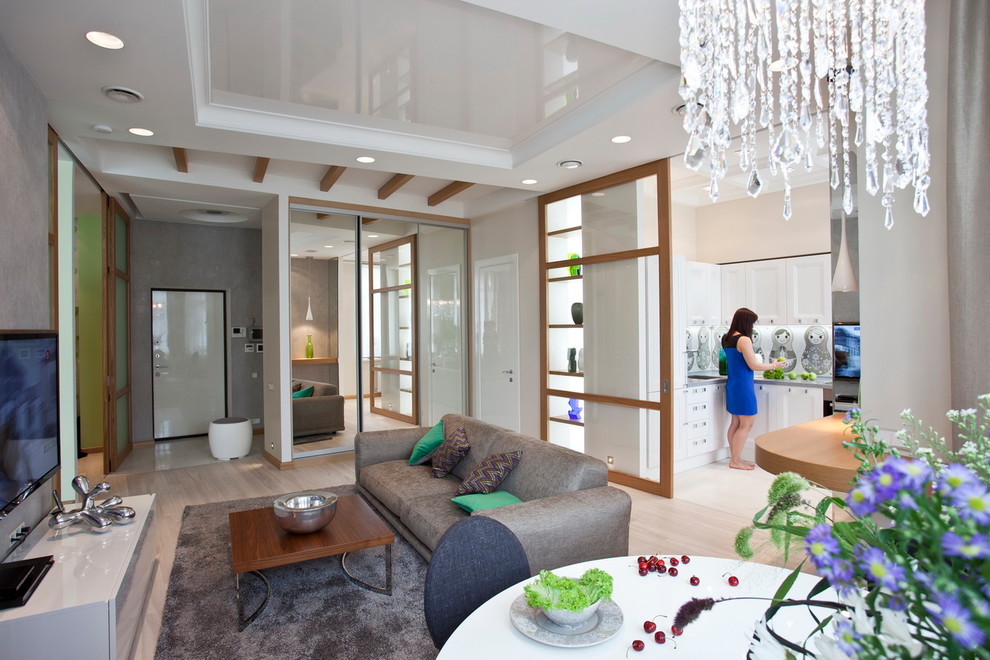 Свежая идея для дизайна: парадная, открытая гостиная комната среднего размера в современном стиле с бежевыми стенами, паркетным полом среднего тона, бежевым полом и телевизором на стене - отличное фото интерьера