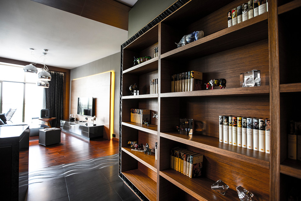 Idée de décoration pour un salon design ouvert avec une salle de réception, un mur gris, un sol en bois brun et un sol marron.