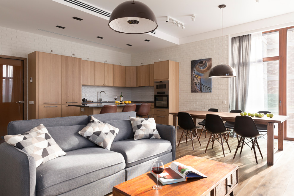 Idee per un grande soggiorno contemporaneo aperto con pareti bianche e pavimento in legno massello medio