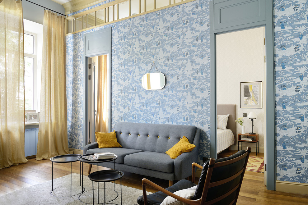 Стильный дизайн: парадная гостиная комната в стиле неоклассика (современная классика) с синими стенами и светлым паркетным полом - последний тренд