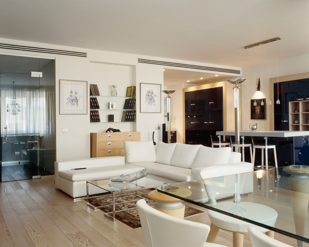 Стильный дизайн: парадная, открытая гостиная комната в современном стиле с белыми стенами и светлым паркетным полом - последний тренд