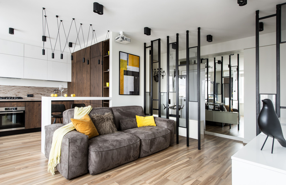 Стильный дизайн: открытая гостиная комната в современном стиле с белыми стенами, светлым паркетным полом и бежевым полом - последний тренд