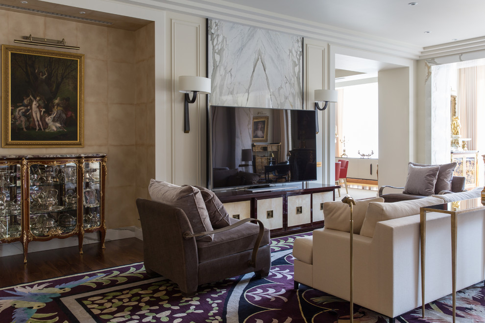 Réalisation d'un salon tradition avec un mur blanc, un sol en marbre, un téléviseur indépendant et un sol marron.