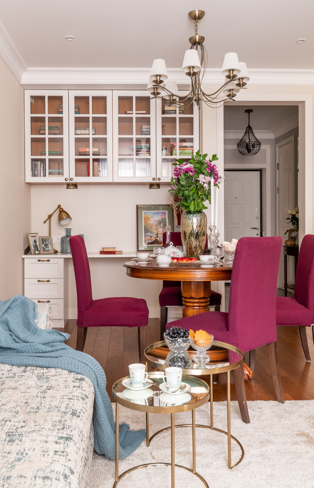 Foto di un soggiorno tradizionale di medie dimensioni e aperto con libreria, pareti beige, pavimento in legno massello medio, TV a parete e pavimento marrone