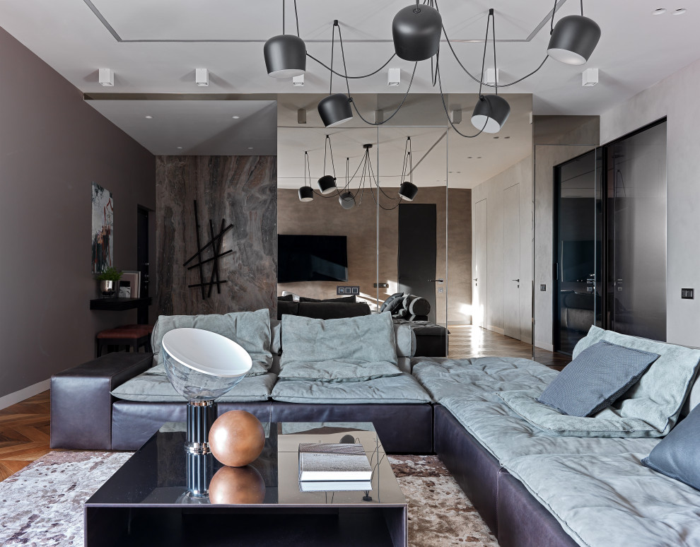 Ispirazione per un grande soggiorno minimal aperto con pareti grigie, pavimento in legno massello medio e pavimento marrone