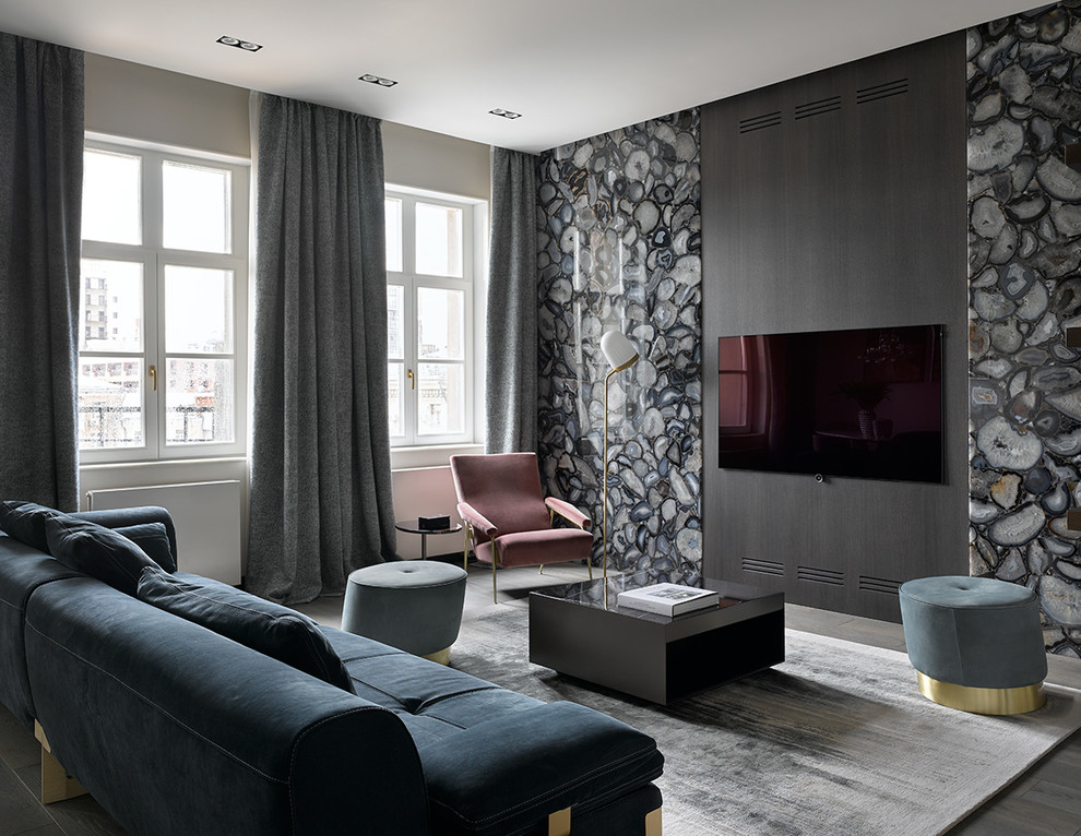 Пример оригинального дизайна: гостиная комната в современном стиле с темным паркетным полом, телевизором на стене и разноцветными стенами без камина