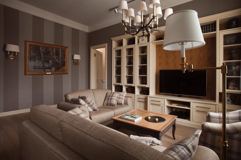 Immagine di un soggiorno chic aperto con sala formale, pareti grigie, pavimento in legno massello medio e pavimento marrone