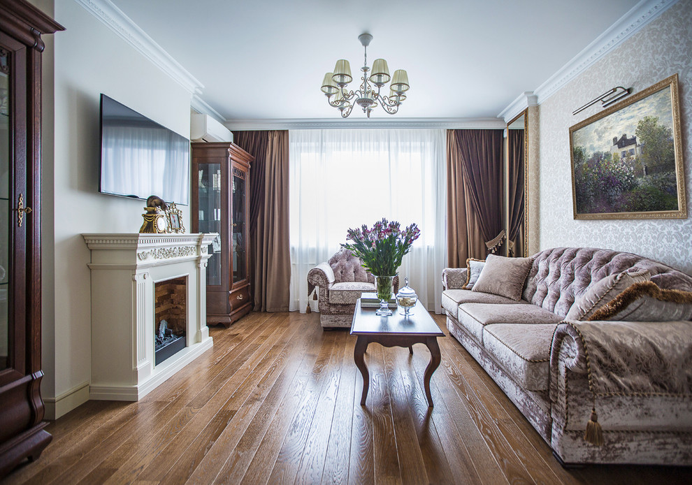 Repräsentatives, Abgetrenntes Klassisches Wohnzimmer mit weißer Wandfarbe, braunem Holzboden, Kamin und TV-Wand in Sonstige