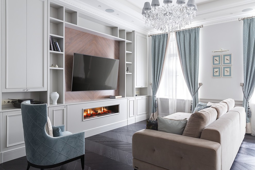 Свежая идея для дизайна: гостиная комната в классическом стиле с белыми стенами, темным паркетным полом, горизонтальным камином, телевизором на стене и коричневым полом - отличное фото интерьера