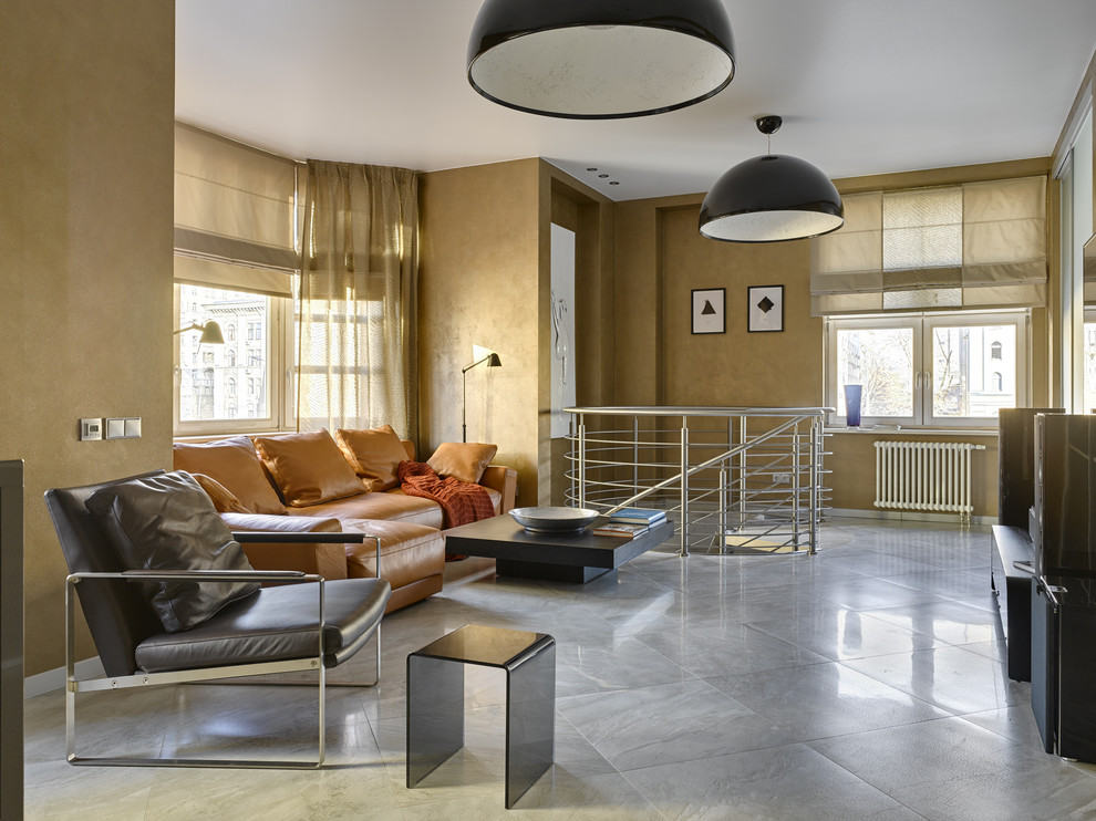 Imagen de salón abierto actual con paredes beige, suelo de mármol y suelo gris